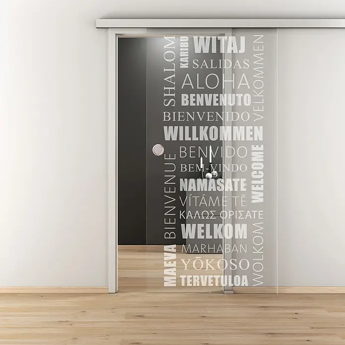 Diamond Doors Glasschiebetür 544 - 935 x 2.058 mm, Einscheibensicherheitsglas (ESG), Klarglas - Ein einladendes Schiebetürdesign mit dem Wort "Willkommen" in verschiedenen Sprachen für einen internationalen Touch.