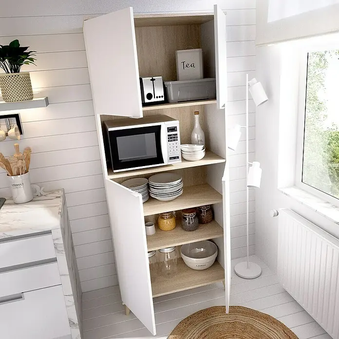 Dekit Aparador buffet Wok - L x An x Al: 40 x 80 x 191 cm, Blanco/Natural, Número de puertas: 4 ud. - Imagen de un moderno armario de cocina blanco con estantes de madera que contiene un microondas y utensilios de cocina.