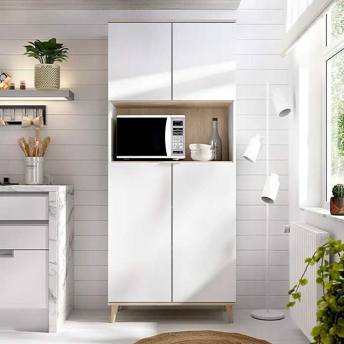 Dekit Aparador buffet Wok - L x An x Al: 40 x 80 x 191 cm, Blanco/Natural, Número de puertas: 4 ud. - La imagen muestra un moderno armario de cocina blanco con un microondas en el centro, rodeado de estantes y otros utensilios de cocina.