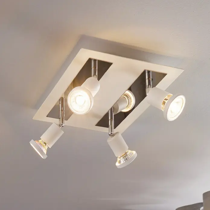 Eglo Sarria Wandstrahler SARRIA - 18 W, Weiß/Chrom, GU10, 4 Stk. - Deckenleuchte mit vier Strahlern. Die Spots sind weiß und an einer rechteckigen Deckenhalterung aus Metall befestigt.