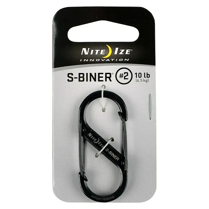 Nite Ize Mosquetón doble - 50 x 22 mm, Acero inoxidable, Negro, Carga soportada: 4,5 kg - Primer plano de un mosquetón Nite Ize S-Biner #2 con un límite de peso de 10 lb (4,5 kg) en su embalaje original.