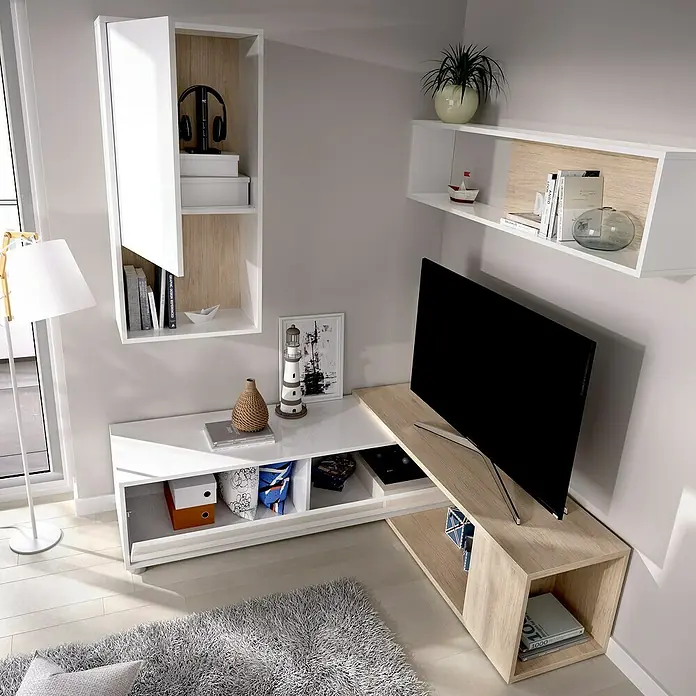 Dekit Conjunto mueble de salón Obi - Blanco brillo/Natural, 3 pzs. - Vista del salón con pared de TV blanca y color madera con armarios y estantes, diseño minimalista y alfombra de color gris claro.