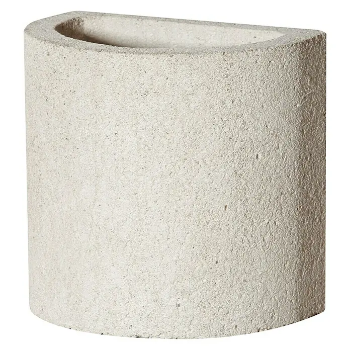 Buschbeck Kaminaufsatz Rondo - 32 x 26 x 34 cm, Weiß - Ein halbrunder, zylinderförmiger Pflanzkübel aus strukturiertem, hellem Steinzeug. Ideal für den Garten oder als Dekoration.