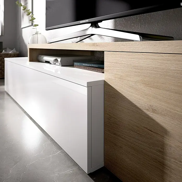 Dekit Conjunto mueble de salón Elle - Blanco brillo/Natural, 3 pzs. - Primer plano de un moderno mueble de TV en blanco y aspecto de madera, que muestra un diseño elegante y minimalista.