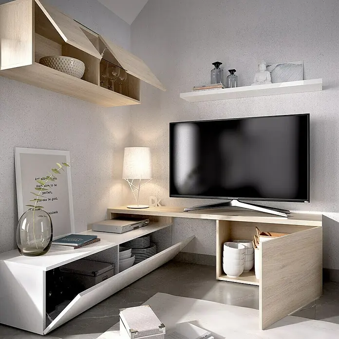 Dekit Conjunto mueble de salón Elle - Blanco brillo/Natural, 3 pzs. - Interior de salón con un moderno mueble de TV de madera clara, un aparador blanco y una vitrina colgante.