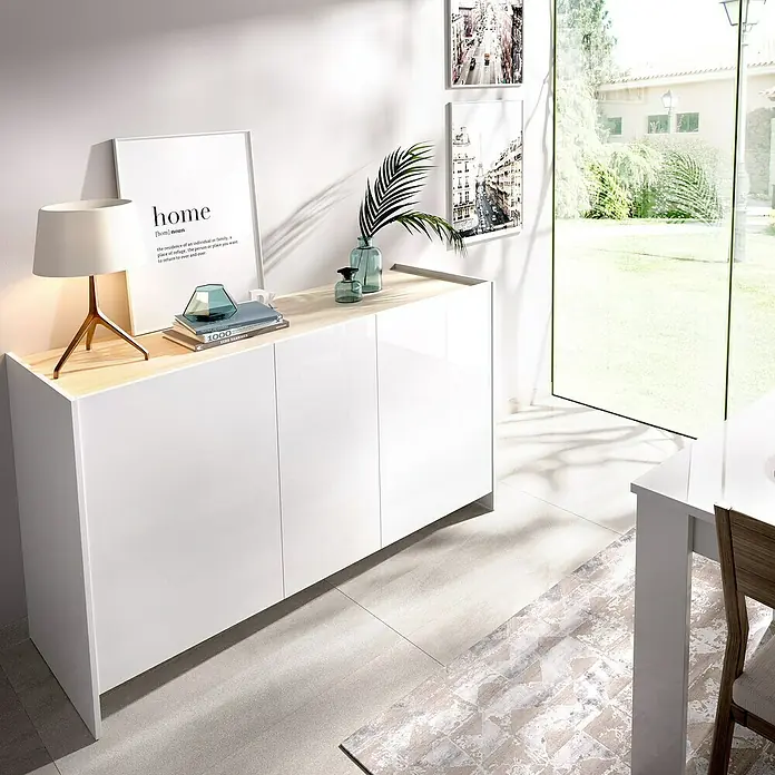 Dekit Aparador Kloe - L x An x Al: 42 x 138 x 76 cm, Blanco/Natural, Número de puertas: 3 ud. - Imagen de un aparador moderno en blanco con tapa de madera, decorado con lámpara, cuadro y plantas.