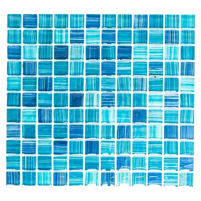 Mosaikfliese Quadrat Crystal XCM 8285 - 32,7 x 30,2 cm, Blau, Glänzend - Nahaufnahme von türkisfarbenen Glasmosaikfliesen, die ein auffälliges und modernes Design für jedes Badezimmer oder jede Küche bieten.