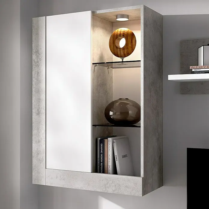 Dekit Conjunto mueble de salón Toki - Blanco/Cemento, Iluminación LED, 4 pzs. - Una vitrina colgante moderna en gris y blanco, con estantes de vidrio y elementos decorativos. Ideal para un espacio de estar elegante.