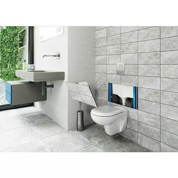 Setma WC-Vorwandelement Watersan Wall - 23 x 50 x 113 cm, Pulverbeschichtet - Wand-WC mit sichtbarem Spülkastenrahmen und einem schwebenden grauen Waschtisch mit blauer Schublade in einem modernen Bad.