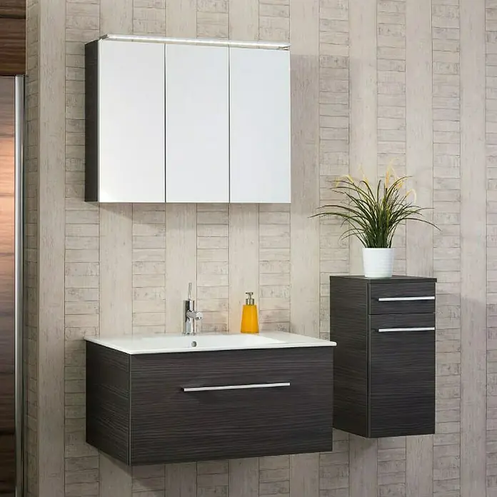 Camargue Stella K Waschtischunterschrank - 79,4 x 48,8 x 39 cm, Ohne Beleuchtung, Dark Oak - Badezimmer-Interieur mit einem modernen Waschtischunterschrank, einem Spiegelschrank und einem Hängeschrank in Holzoptik.