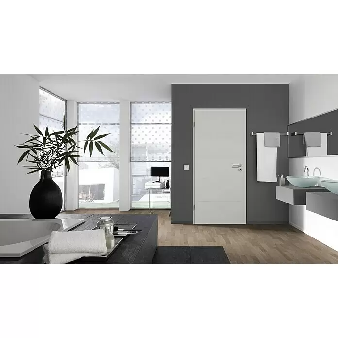 GetaDoor Lamineo Türzarge GLN 224 - 860 x 1.985 mm, Wandstärke: 145 mm, DIN Anschlag: Links, Signalweiß - Weiße Innentür mit modernen horizontalen Rillenpaneelen in einem zeitgenössischen Badezimmer.