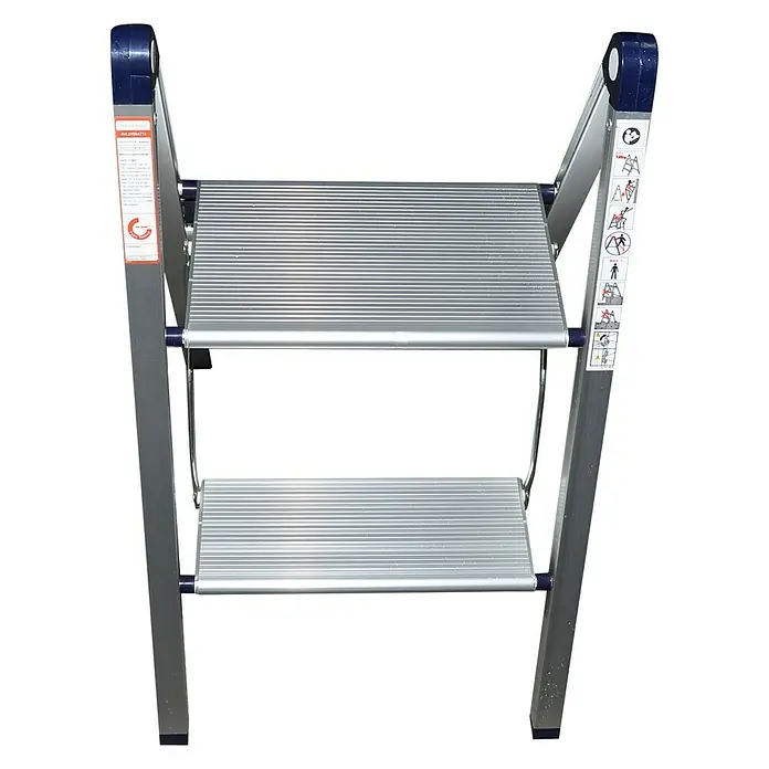 Stabilomat Basicline Klapptritt Slim - Anzahl Tritte: 2 Stk., Arbeitshöhe: 2,18 m, Belastbarkeit: 150 kg, Aluminium - Eine zweistufige, silberne Trittleiter mit blauen Akzenten, ideal für den Heimgebrauch, bietet sicheren Halt und Komfort beim Erreichen höherer Stellen.