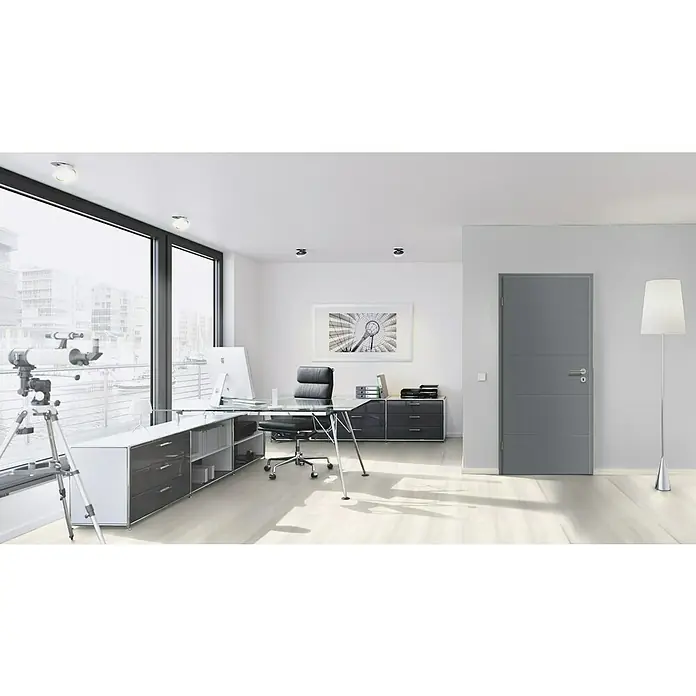 GetaDoor Lamineo Türzarge GLN 747 - 735 x 1.985 mm, Wandstärke: 125 mm, DIN Anschlag: Links, Staubgrau - Moderner Büroraum mit Schreibtisch, Bürostuhl, grauer Tür, Stehlampe und großem Fenster mit Teleskop. Das Bild wird durch ein Kunstwerk an der Wand ergänzt.