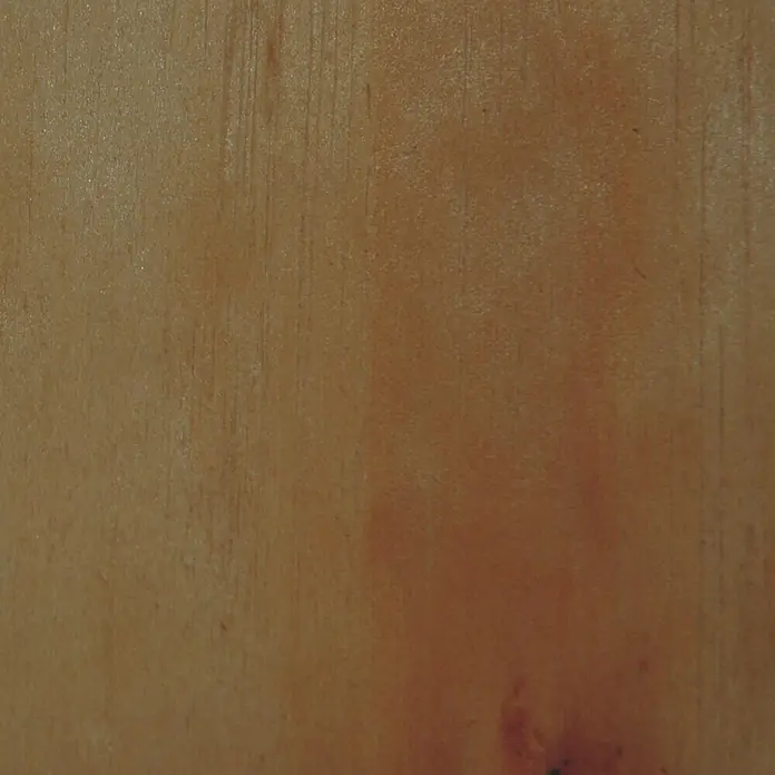 Sperrholzplatte nach Maß - Kiefer, L x B: 2.500 x 1.250 mm, Stärke: 15 mm - Detailaufnahme einer Holzoberfläche mit warmer, natürlicher Maserung und sanften Farbvariationen.