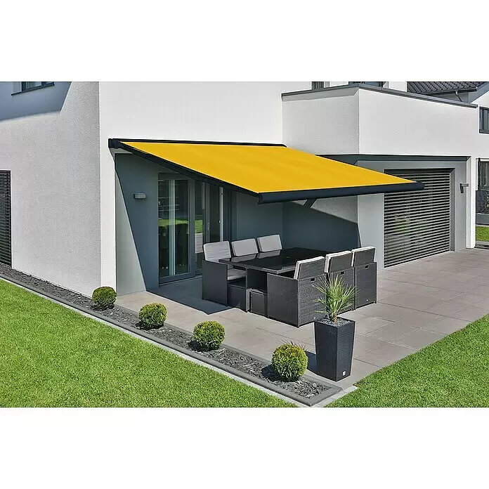 Deyo Limassol Vollkassettenmarkise - Gelb, Farbe Gestell: Anthrazitgrau Feinstruktur, Breite: 4 m, Ausfall: 3,5 m - Eine leuchtend gelbe Markise spendet Schatten über einer modernen Outdoor-Sitzgruppe.