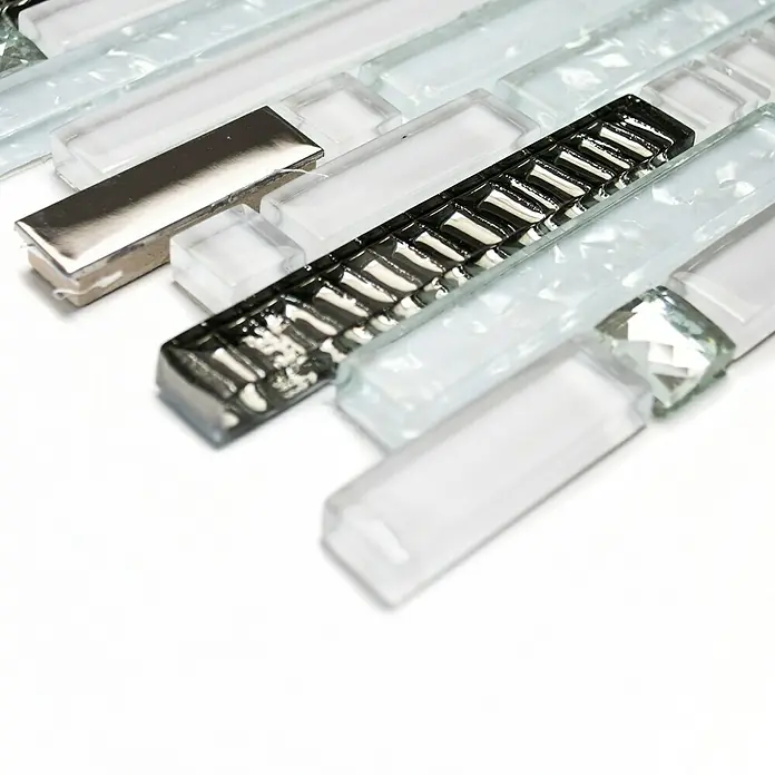 Mosaikfliese Crystal Mix - 29,8 x 33,8 cm, Weiß, Glänzend - Nahaufnahme einer Glasmosaikfliese mit Silber- und Schwarztönen, ideal für stilvolle Wandverkleidungen und moderne Innendesigns.
