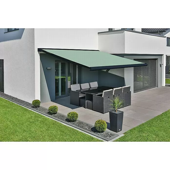 Deyo Limassol Vollkassettenmarkise - Blau/Grün, Farbe Gestell: Anthrazitgrau Feinstruktur, Breite: 3,5 m, Ausfall: 3 m - Grüne Stoffmarkise ausgefahren über einer modernen Terrasse mit Outdoor-Essmöbeln.