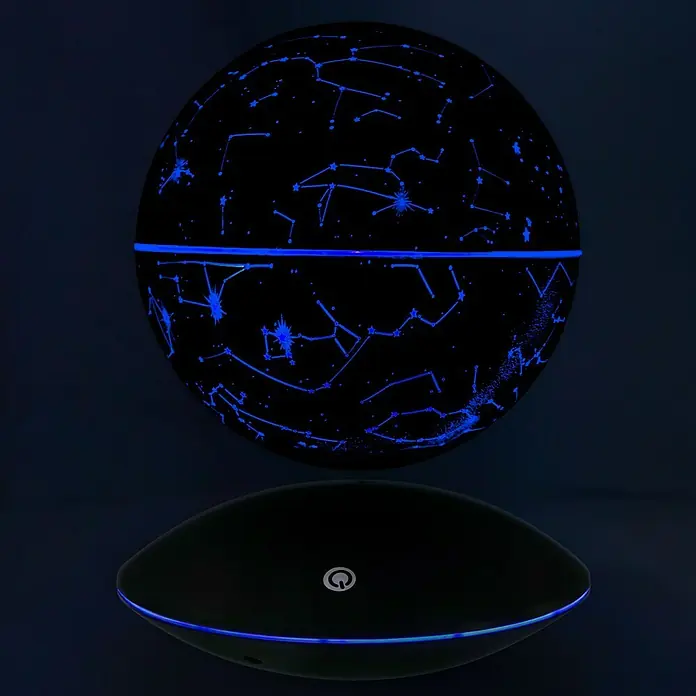 LED-Dekoleuchte rund Sternbilder - 3 W, Schwarz - Leuchtende, schwebende Sternbildkugel. Sie zeigt blau leuchtende Sternbilder und eine blaue Basis für einen magischen Effekt.