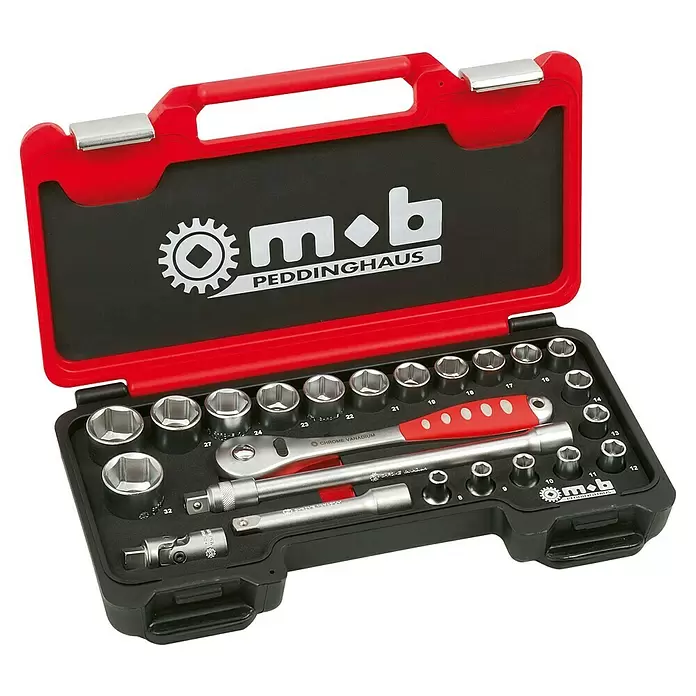 Mob Steckschlüssel-Set Fusion Box - 23 -tlg. - Rot-schwarzer Steckschlüsselsatz in geöffnetem Koffer. Enthält Chrom-Vanadium-Nüsse (8-32), Ratschen und Verlängerungen.