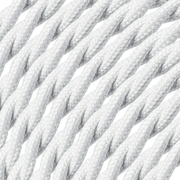 Home Sweet Home Textilkabel Meterware Online - Weiß, 3, 0,75 mm², Gedreht - Detailaufnahme von weißem, gedrehtem Textilkabel, das sich diagonal über das Bild erstreckt und eine elegante Textur zeigt.