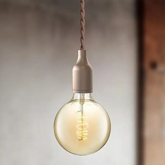 Home Sweet Home Textilkabel Meterware Online - Braun, 3, 0,75 mm², Gedreht - Nahaufnahme einer hängenden Edison-Glühbirne mit Glühfaden und Zopfkabel für ein Vintage-Flair.