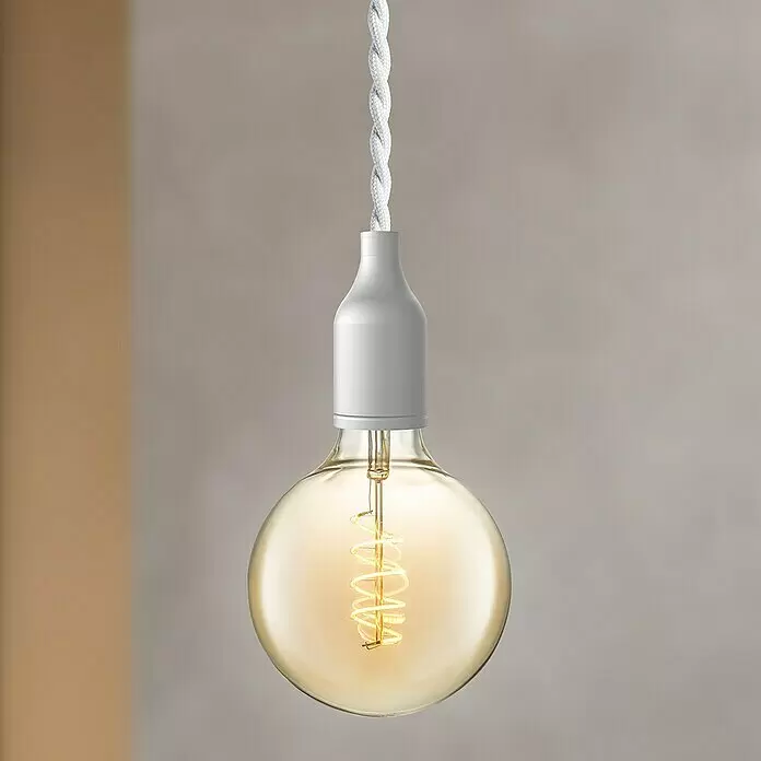 Home Sweet Home Textilkabel Meterware Online - Weiß, 3, 0,75 mm², Gedreht - Bernsteinfarbene G95 LED-Glühbirne mit Spiralfaden, hängend an weißem Textilkabel und weißer Fassung.