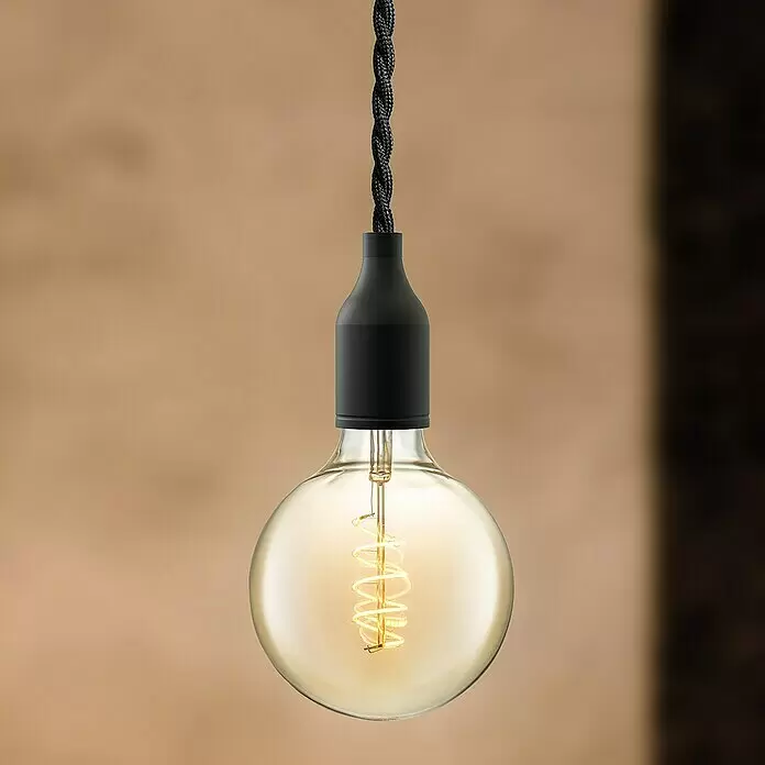 Home Sweet Home Textilkabel Meterware Online - Schwarz, 3, 0,75 mm², Gedreht - Eine beleuchtete LED-Glühbirne im Vintage-Stil mit klarem Glaskolben, an einer schwarzen Fassung mit geflochtenem Kabel hängend.