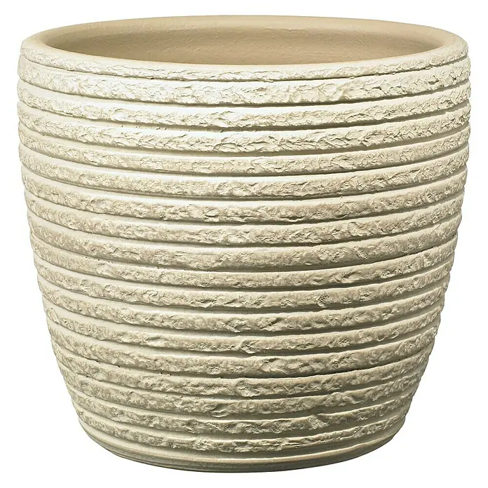 Soendgen Keramik Übertopf rund - Außenmaß (Ø x H): 19 x 17 cm, Creme, Keramik - Nahaufnahme eines beigen Pflanztopfs mit horizontalen Rillen, ideal für den Innen- und Außenbereich zur stilvollen Präsentation von Pflanzen.
