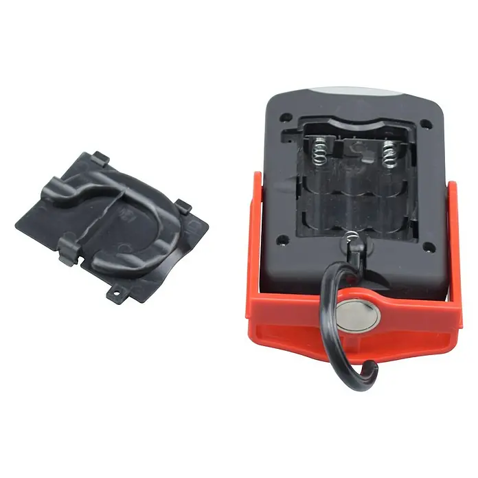 BAUHAUS Mobiles LED-Licht - Schwarz/Rot, Höhe: 97 mm, IP20 - Rückansicht einer roten Arbeitsleuchte mit schwarzem Batteriefach und einem abgenommenen Batteriefachdeckel.