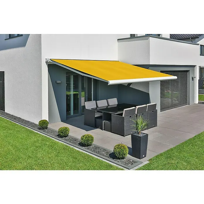 Deyo Limassol Vollkassettenmarkise - Gelb, Farbe Gestell: Signalweiß, Breite: 5 m, Ausfall: 3,5 m - Moderne Terrassenüberdachung mit gelber Markise, die Schatten spendet und den Außenbereich optisch aufwertet. Das stilvolle Design passt perfekt zur Hausfassade.