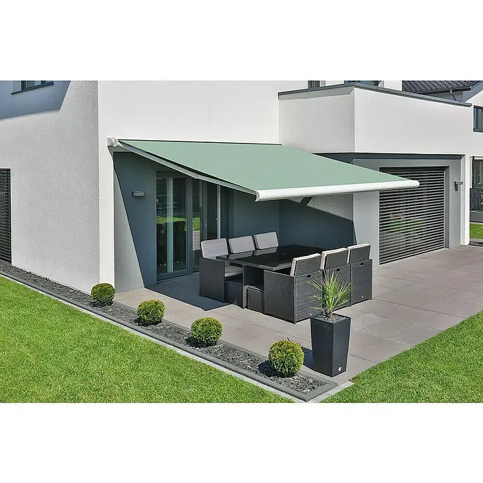 Deyo Limassol Vollkassettenmarkise - Blau/Grün, Farbe Gestell: Signalweiß, Breite: 4 m, Ausfall: 3,5 m - Außenaufnahme einer stilvollen Terrassenmarkise, die Schatten spendet und das moderne Design des Hauses ergänzt. Ideal für entspannte Stunden im Freien.