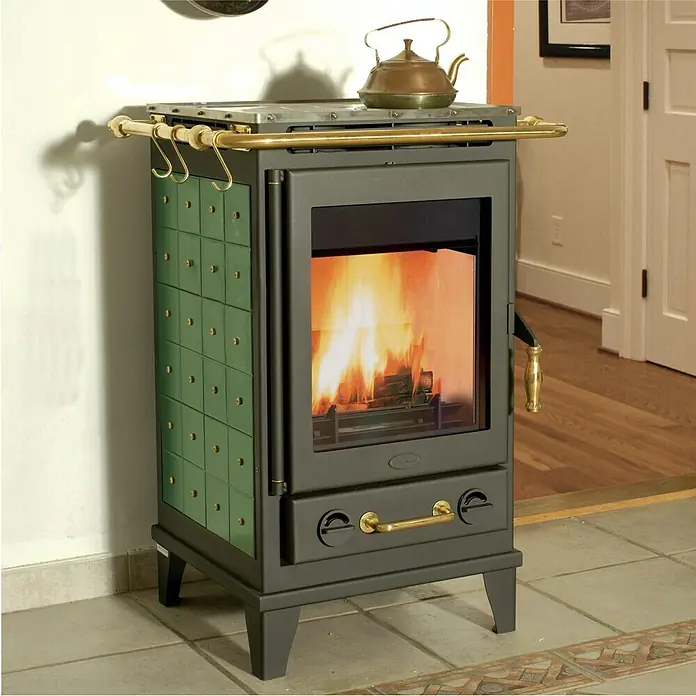 Fireplace Kaminofen Florenz - 7,3 kW, Raumheizvermögen: 126 m³, Material Verkleidung: Keramik, Grün - Bild eines Kaminofens mit grünen Kacheln und goldenen Akzenten, der Wärme und Stil vereint. Ideal für gemütliche Abende.