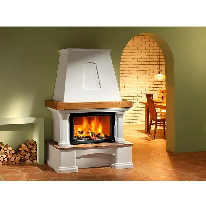 Haas+Sohn Kaminbausatz Genf-III - 8 kW, Farbe Stein: Ruivina, Unbehandelt - Elegantes Kaminmodell mit weißem Gehäuse, Holzbalken und sichtbarem Feuerraum für ein gemütliches Ambiente.
