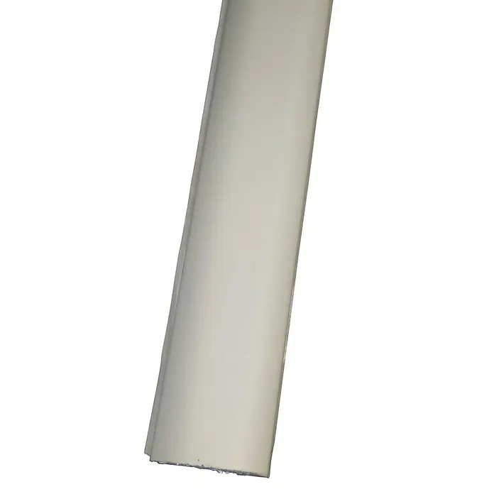 Rufete Perfil de transición - 83 cm x 29 mm, Plateado, Aluminio - Primer plano de un perfil LED blanco. Perfecto para soluciones de iluminación elegantes, que añaden un ambiente moderno a cualquier espacio.