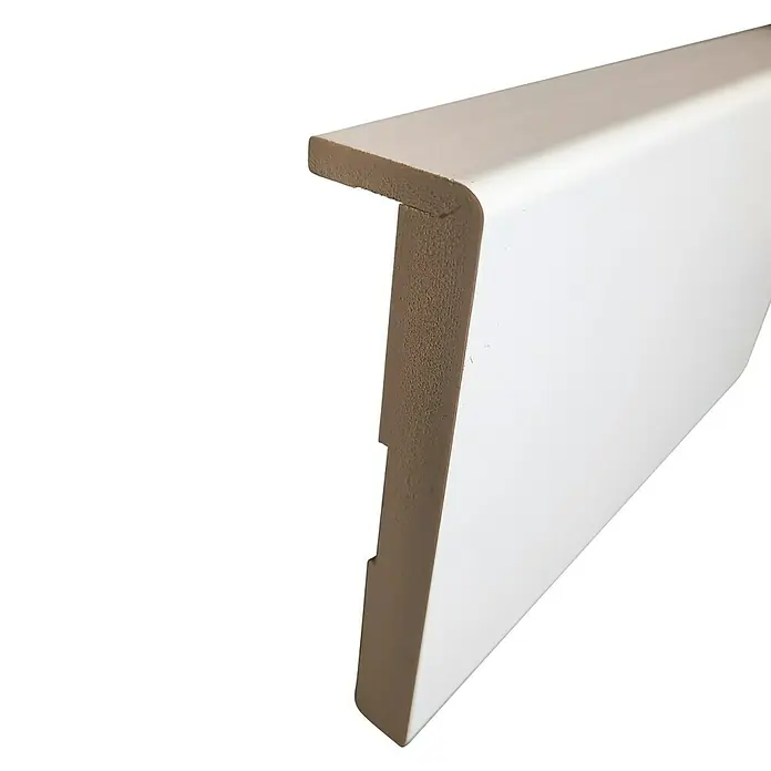Rufete Rodapié WPC - 2,24 cm x 13 mm x 90 mm, Madera, Blanco - Primer plano de un zócalo blanco. Perfecto para una transición limpia entre pared y suelo.
