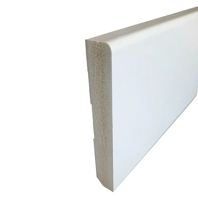 Rufete Rodapié WPC antihumedad - 225 cm x 12 mm x 90 mm, WPC, Blanco - Primer plano de un zócalo blanco con borde redondeado sobre un fondo negro. Ideal para trabajos de acabado de interiores y reformas.