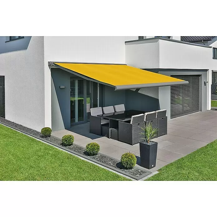 Deyo Limassol Vollkassettenmarkise - Gelb, Farbe Gestell: Weißaluminium Feinstruktur, Breite: 5,5 m, Ausfall: 3,5 m - Helle gelbe Gelenkarmmarkise über einer Terrassen-Essgruppe ausgefahren, spendet Schatten für Sitzgelegenheiten.