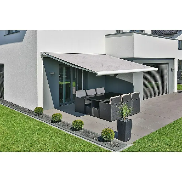 Deyo Limassol Vollkassettenmarkise - Beige meliert, Farbe Gestell: Signalweiß, Breite: 3,5 m, Ausfall: 3 m - Eine moderne Terrassenüberdachung spendet Schatten über einer eleganten Gartengarnitur und sorgt für eine stilvolle Atmosphäre im Freien.