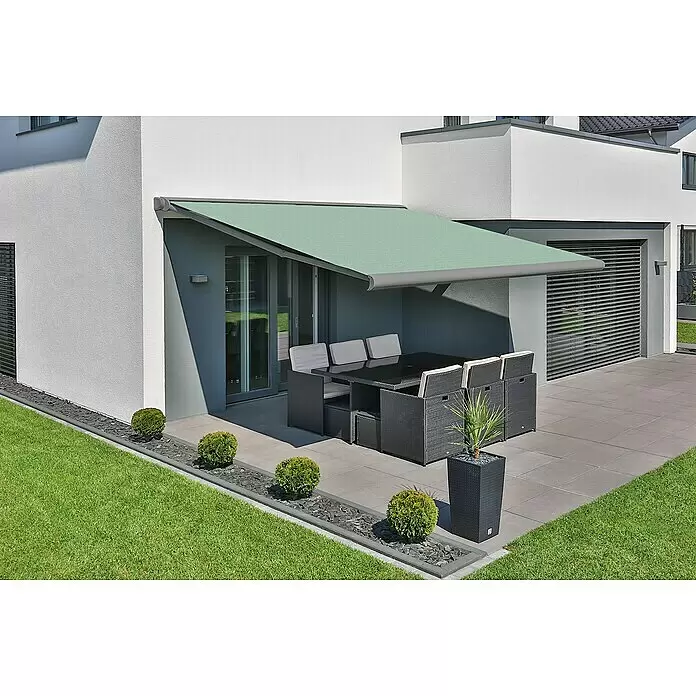 Deyo Limassol Vollkassettenmarkise - Blau/Grün, Farbe Gestell: Weißaluminium Feinstruktur, Breite: 3,5 m, Ausfall: 3 m - Grünes Stoffmarkise über Außenterrasse mit dunklen Rattanmöbeln, spendet Schatten.