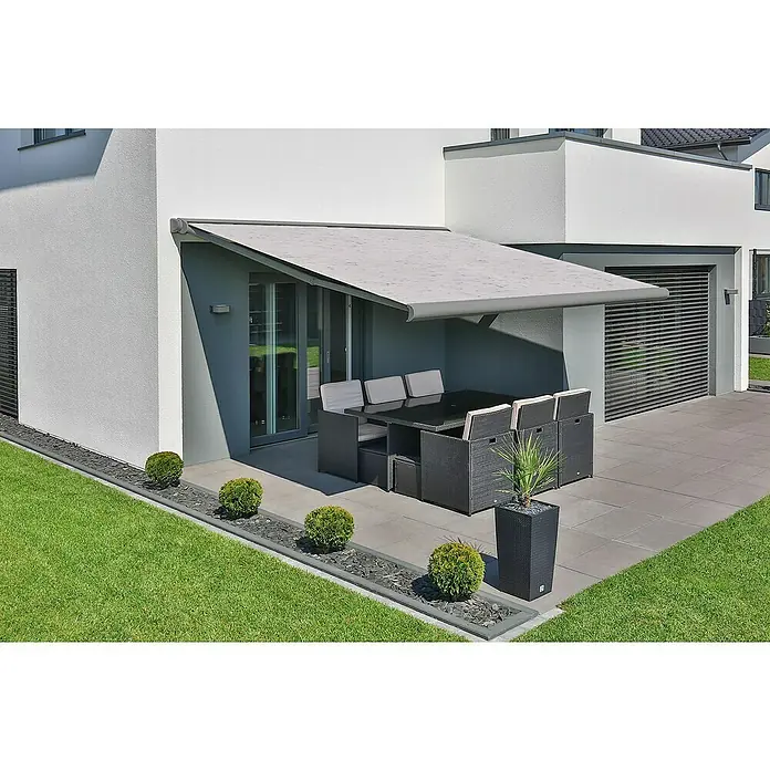 Deyo Limassol Vollkassettenmarkise - Beige meliert, Farbe Gestell: Weißaluminium Feinstruktur, Breite: 5 m, Ausfall: 3,5 m - Moderne Terrassenmarkise spendet Schatten über einer eleganten Gartensitzgruppe und sorgt für eine angenehme Atmosphäre im Freien.