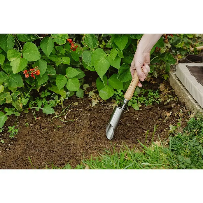 Kent & Stowe Hand-Blumenzwiebelpflanzer - Durchmesser: 4 cm - Nahaufnahme eines Kent & Stowe Blumenzwiebelpflanzers, der in die Erde gesteckt wird, um Blumenzwiebeln im Garten zu pflanzen.
