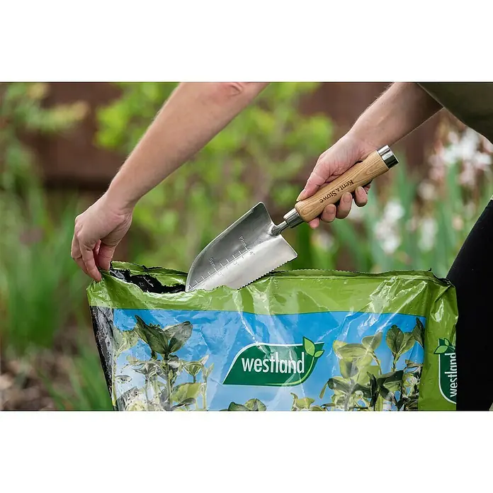 Kent & Stowe Blumenkelle - 32 cm - Entdecke die Kent & Stowe Pflanzkelle, perfekt zum Umtopfen und Pflanzen. Mit praktischen Tiefenmarkierungen und gezackter Kante für müheloses Arbeiten.