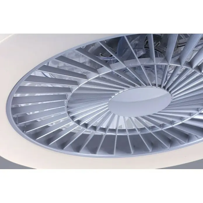 Ventilador de techo Leonard - Gris, 50 cm, 27 W, Blanco cálido - Primer plano de un ventilador de techo con aspas plateadas dentro de una carcasa blanca.