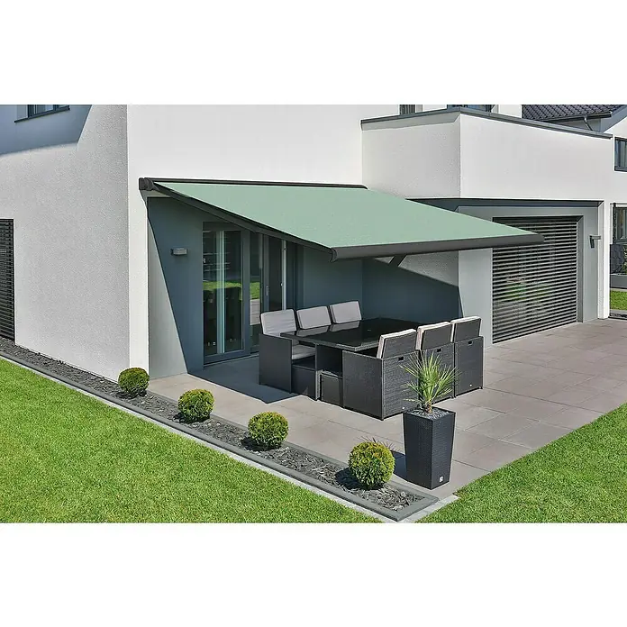 Deyo Limassol VollkassettenmarkiseBlau/Grün, Farbe Gestell: Eisenglimmer matt, Breite: 5,5 m, Ausfall: 3,5 m - Eine moderne Terrassenüberdachung mit grüner Markise und dunklen Rahmen, die einen stilvollen Essbereich im Freien beschattet.
