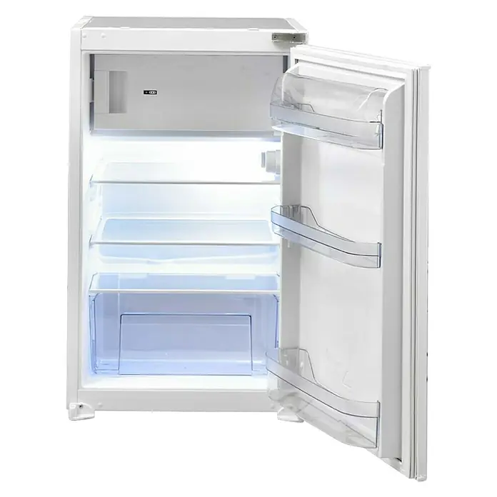 BAUHAUS Winkelküche Sandra - B x T: 280 x 170 cm, Weiß, Matt, Farbe Korpus: Artisan Eiche, Mit Elektrogeräten - Kühlschrank mit geöffneter Tür. Der weiße Kühlschrank verfügt über mehrere Regale und Türfächer zur Aufbewahrung von Lebensmitteln und Getränken.