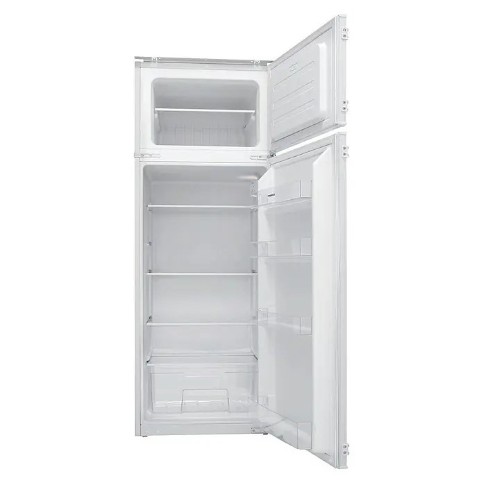 BAUHAUS Winkelküche Sandra - B x T: 340 x 170 cm, Weiß, Mit Elektrogeräten, Farbe Korpus: Weiß - Ein freistehender, weißer Kühl-/Gefrierschrank mit geöffneten Türen, der seine leeren Regale und Fächer zeigt. Ideal für die Lebensmittelaufbewahrung.