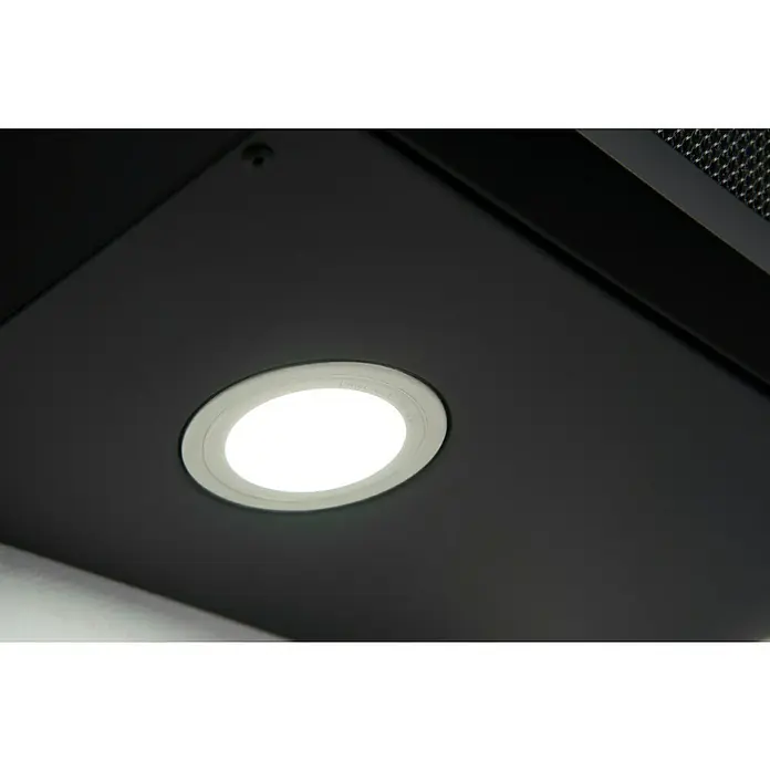 Respekta Schräghaube Skala - Breite: 59,5 cm, Max. Gebläseleistung Abluftbetrieb: 490,6 m³/h, Schwarz/Silber - Nahaufnahme einer eingebauten LED-Lampe unter einem schwarzen Gehäuse, die ein helles, fokussiertes Licht ausstrahlt und moderne Beleuchtungslösungen zeigt.