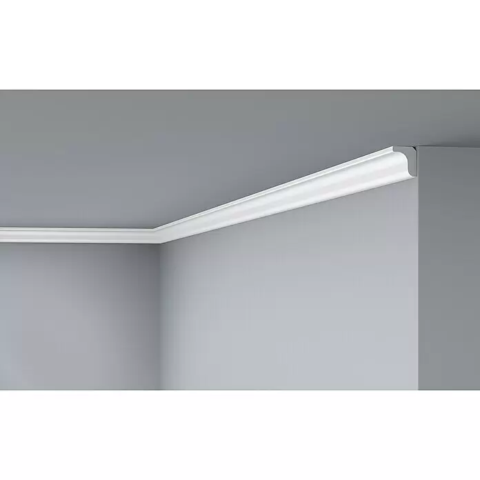Nmc Decoflair Zierprofil Deckenleiste D0 - 2 m x 15 mm x 25 mm, Extrudiertes Polystyrol (XPS) - Weißes Deckenleistenprofil in einer Zimmerecke an der Decke-Wand-Verbindung.