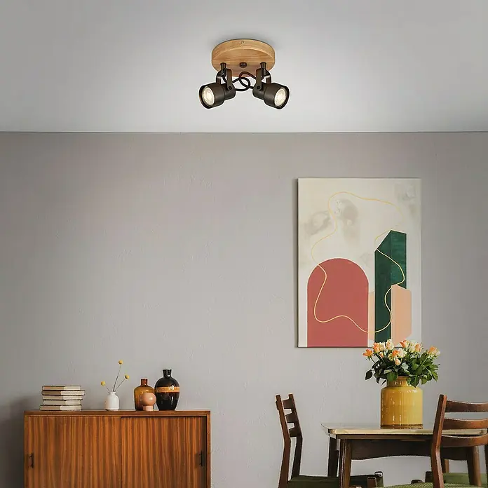 Briloner Tahun Regleta - 10 W, L x An x Al: 15,9 x 15,9 x 12,7 cm, Gris/Marrón, GU10, 2 ud. - Primer plano de una lámpara de techo con dos focos y base de madera, iluminando una habitación moderna.