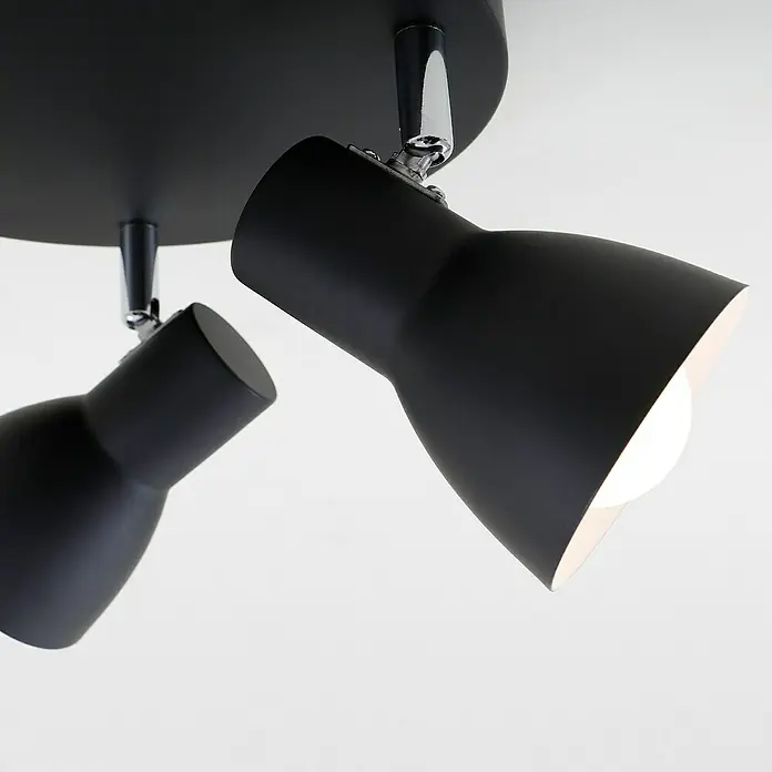 Briloner Cup Regleta - 75 W, L x An x Al: 21 x 21 x 14 cm, Negro, Negro, E14, 3 ud. - Primer plano de una lámpara de techo negra con tres focos, que emite un brillo luminoso.